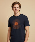 Nostalgisk t-shirt med minimalistisk solnedgångsdesign bärs av modell i studio