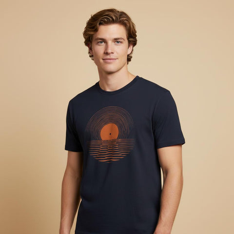 Nostalgisk t-shirt med minimalistisk solnedgångsdesign bärs av modell i studio