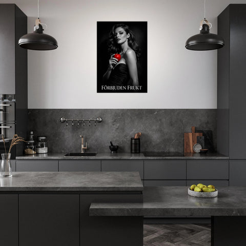 Inredningsbild med en dramatisk poster monterad på väggen i ett modernt kök