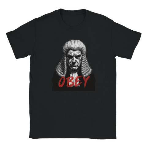 Svart t-shirt med kaxig statement-design föreställande en sträng domare