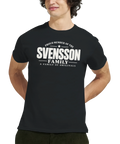 Modell i svart t-shirt med texten Svensson – A Family of Originals
