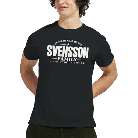 Modell i svart t-shirt med texten Svensson – A Family of Originals