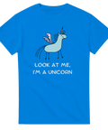 Lekfull enhörningsdesign med texten "Look at me, I'm a unicorn" på klarblå t-shirt.