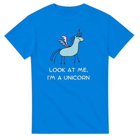 Lekfull enhörningsdesign med texten "Look at me, I'm a unicorn" på klarblå t-shirt.
