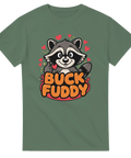 Tecknad tvättbjörn med texten "BUCK FUDDY" och röda hjärtan på grön t-shirt.