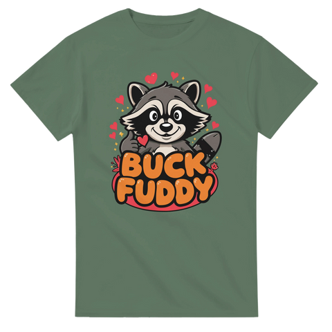 Tecknad tvättbjörn med texten "BUCK FUDDY" och röda hjärtan på grön t-shirt.