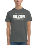 Modell i gråmelerad t-shirt med texten Nilsson – A Family of Originals