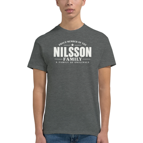 Modell i gråmelerad t-shirt med texten Nilsson – A Family of Originals