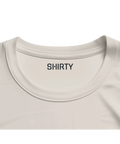 Shirty-logga i nacken på en ljusbeige ekologisk oversized t-shirt.