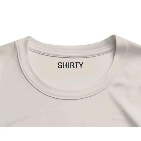 Shirty-logga i nacken på en ljusbeige ekologisk oversized t-shirt.