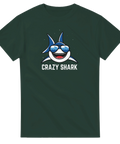 Tecknad haj med solglasögon och texten "CRAZY SHARK" på mörkgrön t-shirt.