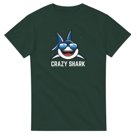 Tecknad haj med solglasögon och texten "CRAZY SHARK" på mörkgrön t-shirt.