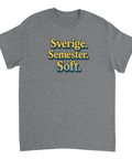 Sverige. Semester. Soft. text i gult med blå skugga på grå t-shirt.