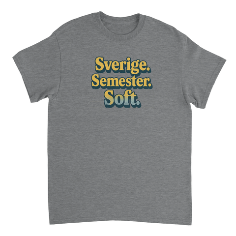 Sverige. Semester. Soft. text i gult med blå skugga på grå t-shirt.