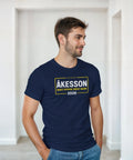 Leende man i en marinblå t-shirt med grafiskt Åkesson kampanjtryck