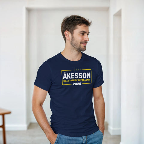 Leende man i en marinblå t-shirt med grafiskt Åkesson kampanjtryck
