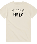 Beige t-shirt med handritad textdesign för en avslappnad helgkänsla