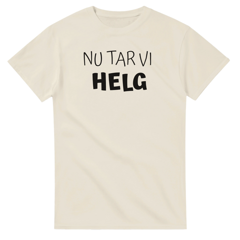Beige t-shirt med handritad textdesign för en avslappnad helgkänsla