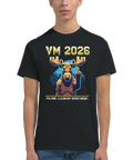 Man bär svart t-shirt med 8-bitars älgmotiv och humoristisk text om Polen