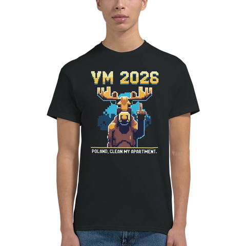 Man bär svart t-shirt med 8-bitars älgmotiv och humoristisk text om Polen
