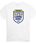 Sportig skölddesign med texten It's Coming Home Sweden – fotbollsmotiv på vit t-shirt