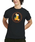 Man bär svart t-shirt med färgglatt apelsinjuice-motiv och text
