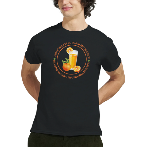 Man bär svart t-shirt med färgglatt apelsinjuice-motiv och text