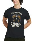 Man bär svart t-shirt med Team Groom Chaos Crew tryck