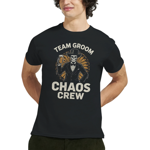 Man bär svart t-shirt med Team Groom Chaos Crew tryck