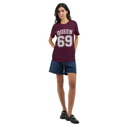 Vit text "QUEEN 69" med dubbel kontur på vinröd t-shirt, sportig college-stil.