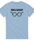 Lekfullt tryck med glasögon och texten Brillsmurf på ljusblå t-shirt