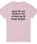 Självironiskt citat i mjuk typografi på ljusrosa t-shirt