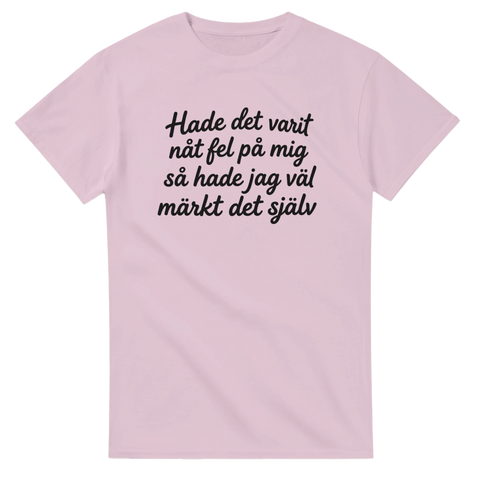 Självironiskt citat i mjuk typografi på ljusrosa t-shirt