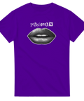 Popkonst-inspirerade läppar med "Pussmun" text på lila t-shirt.