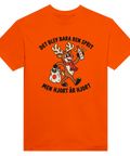 Orange t-shirt med en hjort, flaska och texten ”Det blev bara ren sprit – men hjort är hjort”.