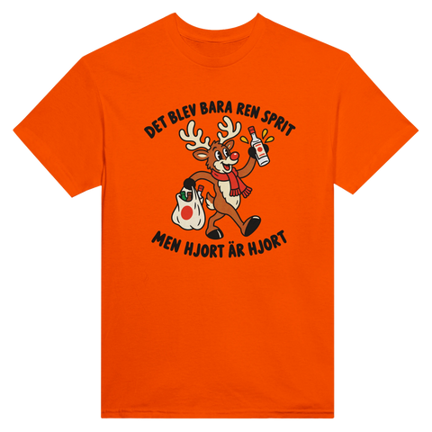 Orange t-shirt med en hjort, flaska och texten ”Det blev bara ren sprit – men hjort är hjort”.