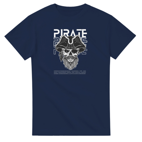 Piratskalle med ögonlapp, skägg och hatt, text "PIRATE" på marinblå t-shirt.
