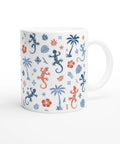 Mönstrad kaffemugg med tropiska ödlor, palmer och hibiskusblommor