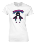 Grafiskt motiv av två kyssande pinuppor i retrostil på vit t-shirt