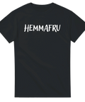 Minimalistiskt texttryck med ordet Hemmafru på en svart t-shirt