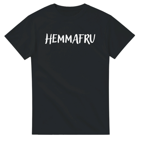 Minimalistiskt texttryck med ordet Hemmafru på en svart t-shirt