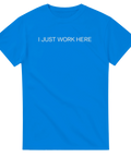 I just work here" texttryck i vitt på klarblå t-shirt.