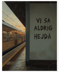 Närbild på en vägg på en tågstation med handskriven text i svart färg som lyder Vi sa aldrig hejdå i regnrusk.