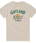 Gotland Summer Vibes-tryck med solnedgång över hav, grön text på beige t-shirt.