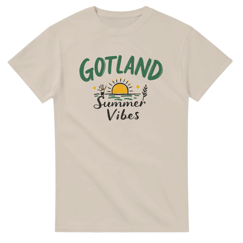 Gotland Summer Vibes-tryck med solnedgång över hav, grön text på beige t-shirt.
