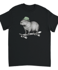 Svart t-shirt med en kapybara i grön mössa på skateboard.