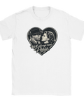 Minimalistisk vit t-shirt med grafiskt hjärta och romantiskt citat