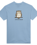 Tecknad brun uggla med slutna ögon på gren, text "SITTER OCH UGGLAR" på ljusblå t-shirt.