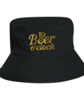 It's Beer o'clock" text i guld på svart bucket hat.