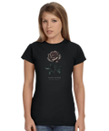 Kvinna i svart t-shirt med ett stämningsfullt blommigt motiv av en ros